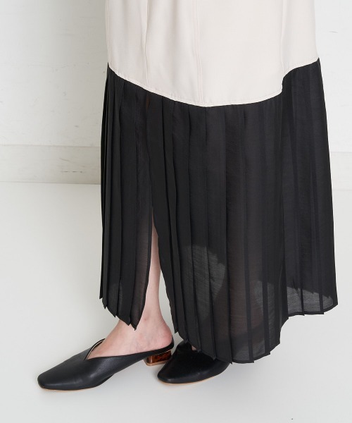 A de a.v.v（アードアー・ヴェ・ヴェ）の「麻ライクバックオープンプリーツドッキングキャミワンピ（ワンピース・レディース・アイボリー/ブラック・SMALL/MEDIUM）」の6枚目の写真