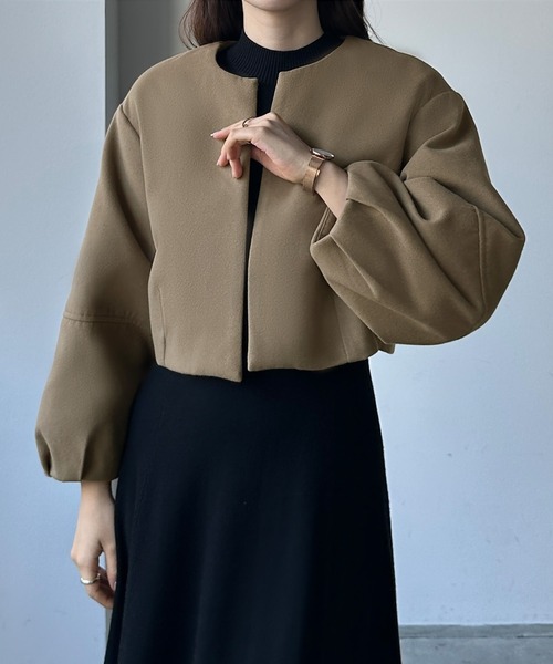 Louere(ルエレ)の「コクーンスリーブショートブルゾン(ブルゾン・レディース・ダークベージュ/ブラック/グレイッシュベージュ・SMALL/MEDIUM/LARGE/X-LARGE)」の8枚目の写真