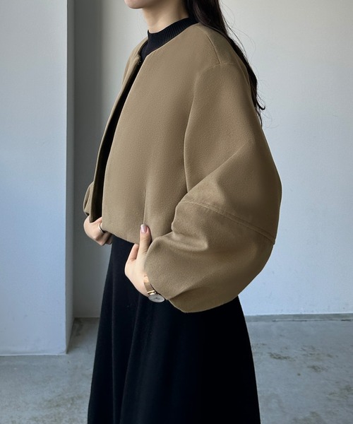 Louere(ルエレ)の「コクーンスリーブショートブルゾン(ブルゾン・レディース・ダークベージュ/ブラック/グレイッシュベージュ・SMALL/MEDIUM/LARGE/X-LARGE)」の10枚目の写真