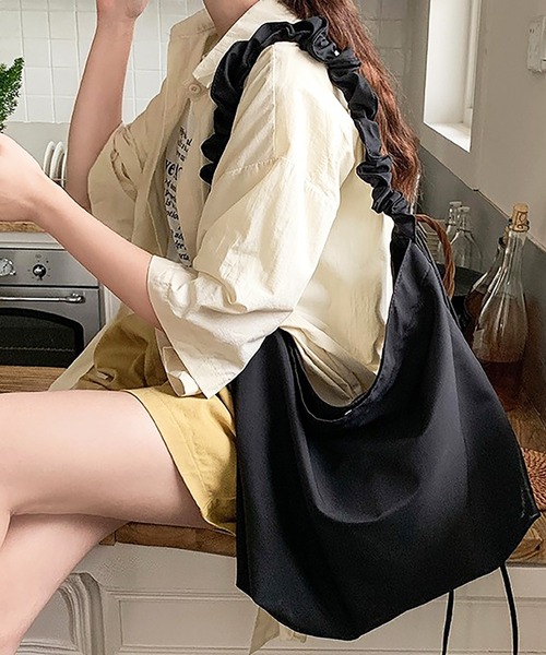 Girly Doll(ガーリードール)の「旬の韓国っぽルックに。くしゅくしゅショルダーメッセンジャーバッグ(メッセンジャーバッグ・レディース・ブラック/キャメル/グリーン/アイボリー・F)」の22枚目の写真