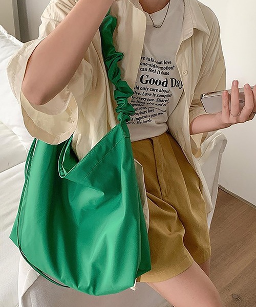 Girly Doll(ガーリードール)の「旬の韓国っぽルックに。くしゅくしゅショルダーメッセンジャーバッグ(メッセンジャーバッグ・レディース・ブラック/キャメル/グリーン/アイボリー・F)」の11枚目の写真