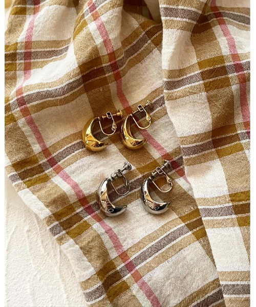 mou（モウ）の「【316L サージカルステンレス】ぷっくりカーブイヤリング（イヤリング・レディース・ゴールド/シルバー・FREE）」の2枚目の写真