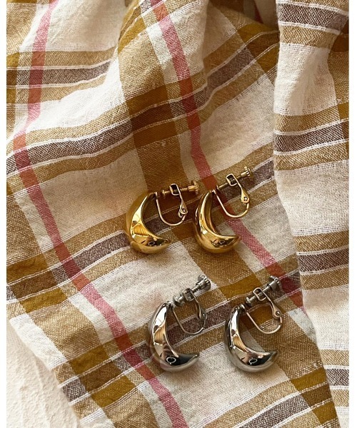 mou（モウ）の「【316L サージカルステンレス】ぷっくりカーブイヤリング（イヤリング・レディース・ゴールド/シルバー・FREE）」の6枚目の写真