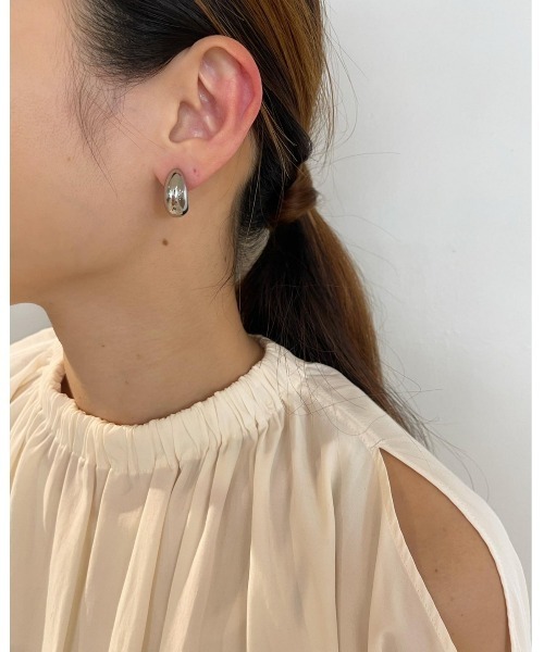 mou（モウ）の「【316L サージカルステンレス】ぷっくりカーブイヤリング（イヤリング・レディース・ゴールド/シルバー・FREE）」の5枚目の写真