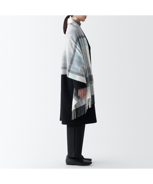 無印良品(ムジルシリョウヒン)の「ウール ひざ掛けにもなる 大判ストール(チェック)(ストール/ショール・レディース・グレー系その他3/ホワイト系/ブラウン系4/グレー系6・FREE)」の7枚目の写真