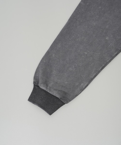 1111clothing（ワンフォークロージング）の「【unisex】ボトルラベルロゴ刺繍 ピグメントトレーナー / Bottle label logo embroidery pigment sweatshirt（スウェット・メンズ・ブラック系/グレー系・44）」の3枚目の写真