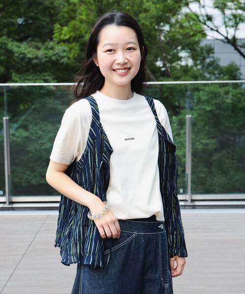 BEAMS BOY（ビームスボーイ）の「BEAMS BOY / ボーイ エンブロイダリー クルー ショートスリーブ（Tシャツ/カットソー・レディース・ナチュラル/ロイヤルブルー/ピンク/グリーン/オフホワイト/ブラック・1/2）」の3枚目の写真