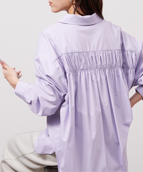 Chez toi(シェトワ)の「BACKギャザーデザインシャツ(シャツ/ブラウス・レディース・アイボリー/オフホワイト/バイオレット/ネイビー・FREE)」の4枚目の写真