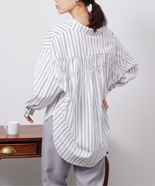 Chez toi(シェトワ)の「BACKギャザーデザインシャツ(シャツ/ブラウス・レディース・アイボリー/オフホワイト/バイオレット/ネイビー・FREE)」の1枚目の写真