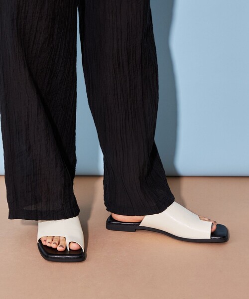 CITEN（シテン）の「＜CITEN＞サムループ カバード フラット サンダル（サンダル・レディース・ホワイト/ブラック・S/M/L）」の3枚目の写真