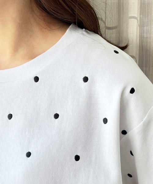 GeeRA(ジーラ)の「綿100%ドット刺繍シルケットTシャツ(Tシャツ/カットソー・レディース・オフホワイト/ブラック・MEDIUM/LARGE)」の4枚目の写真