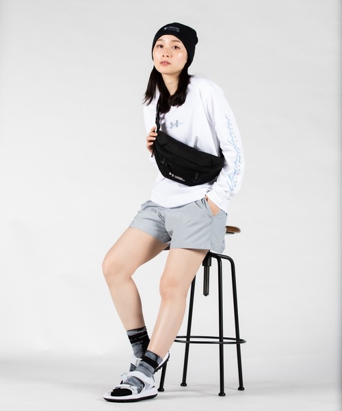 UNDER ARMOUR(アンダーアーマー)の「UAボディバッグ(トレーニング/メンズ/レディース)(ボディバッグ/ウエストポーチ・レディース・ブラック・ONESIZE)」の2枚目の写真