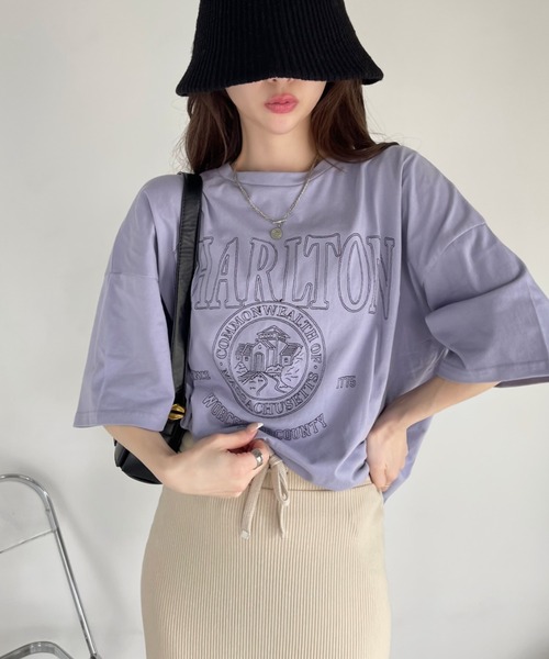 Ada.(エイダ)の「白抜き カレッジロゴ 刺繍 ビッグTシャツ(Tシャツ/カットソー・レディース・ネイビー/ラベンダー/ホワイト・FREE)」の3枚目の写真