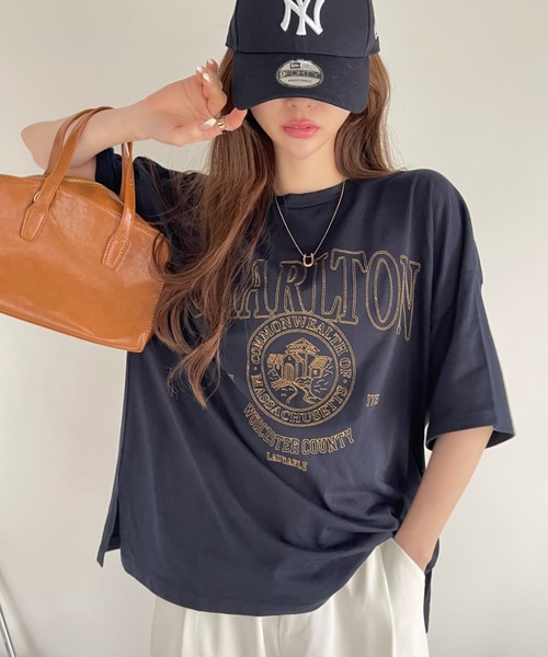 Ada.(エイダ)の「白抜き カレッジロゴ 刺繍 ビッグTシャツ(Tシャツ/カットソー・レディース・ネイビー/ラベンダー/ホワイト・FREE)」の1枚目の写真