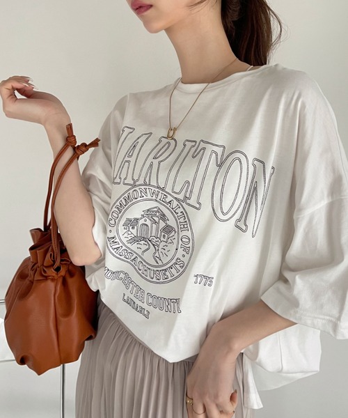 Ada.(エイダ)の「白抜き カレッジロゴ 刺繍 ビッグTシャツ(Tシャツ/カットソー・レディース・ネイビー/ラベンダー/ホワイト・FREE)」の8枚目の写真