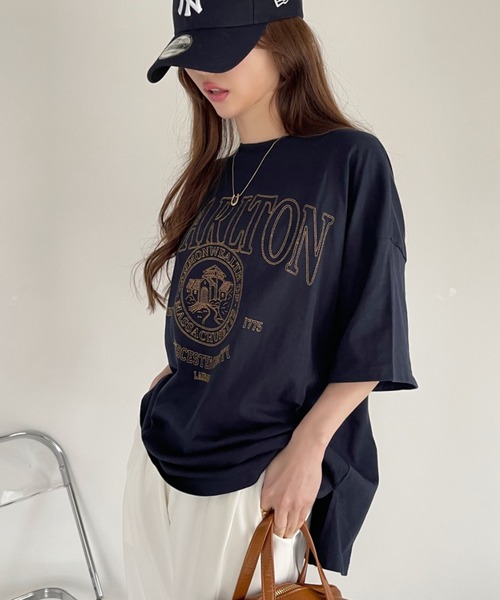 Ada.(エイダ)の「白抜き カレッジロゴ 刺繍 ビッグTシャツ(Tシャツ/カットソー・レディース・ネイビー/ラベンダー/ホワイト・FREE)」の12枚目の写真