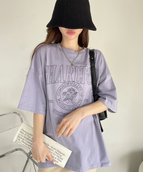 Ada.(エイダ)の「白抜き カレッジロゴ 刺繍 ビッグTシャツ(Tシャツ/カットソー・レディース・ネイビー/ラベンダー/ホワイト・FREE)」の6枚目の写真