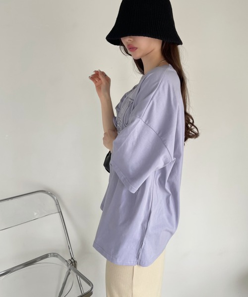 Ada.(エイダ)の「白抜き カレッジロゴ 刺繍 ビッグTシャツ(Tシャツ/カットソー・レディース・ネイビー/ラベンダー/ホワイト・FREE)」の9枚目の写真
