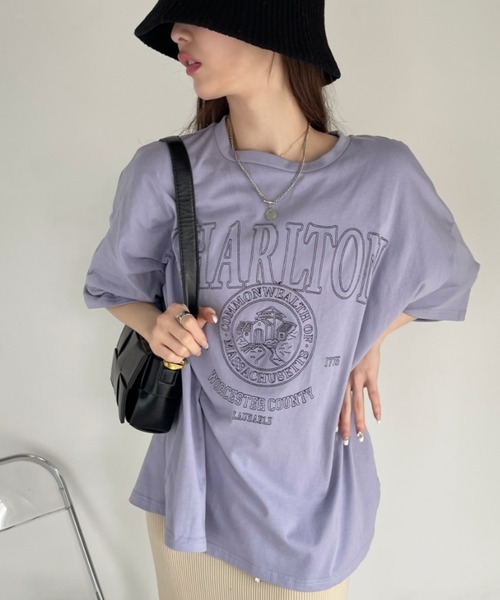 Ada.(エイダ)の「白抜き カレッジロゴ 刺繍 ビッグTシャツ(Tシャツ/カットソー・レディース・ネイビー/ラベンダー/ホワイト・FREE)」の7枚目の写真