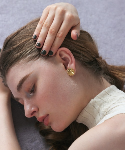 CENE(セネ)の「【CENE】セネ/ニュアンスラウンドプレートピアス(ピアス(両耳用)・レディース・ゴールド/シルバー・FREE)」の3枚目の写真