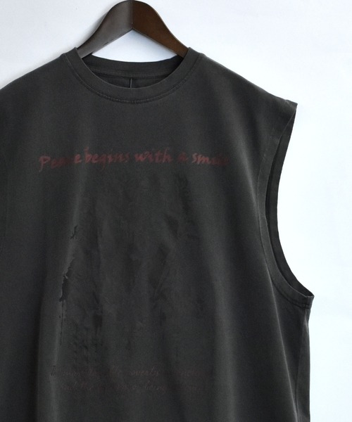 おしゃれスタ(オシャレスタ)の「ヴィンテージライク ノースリーブ プリントTシャツ【IR】 オーバーサイズ メンズ レディース(Tシャツ/カットソー・メンズ・ブラウン系その他2/ブラック系その他/モカ/ブラック系その他2/ブラウン系その他/ブラック/ブラック系その他3/ブラウン系その他4/ブラック系その他4/ブラウン系その他3/ブラック系その他5/ブラック系その他6/その他1/その他/その他4/ブラック系2/その他7/ブラック系1/ブラック系3/その他8/ブラック系その他7/その他2/その他3/ブラック系/その他5・XL/L/M/S)」の3枚目の写真