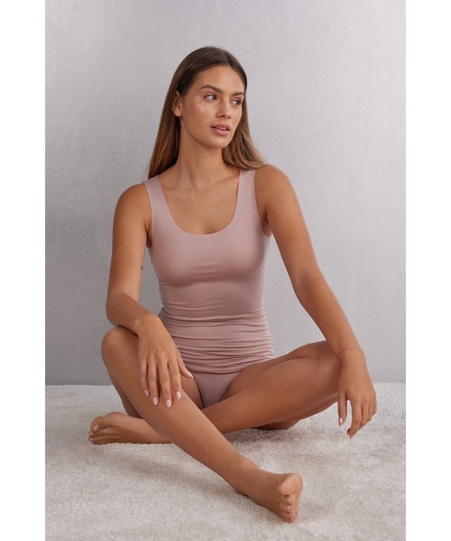 Intimissimi（インティミッシミ）の「カットオフ コットン ラウンドネック タンクトップ【シームレス シンプル】（タンクトップ・レディース・ブラック/キナリ/ベージュ/スモークピンク/ライトカーキ/アーミー/グレイッシュブルー/サーモンピンク/ダークインディゴブルー/ワイン/ヘザーチャコール/セージグリーン/ワイン系1/カーキ/ライトブルー/ライラック・M/S/L）」の13枚目の写真