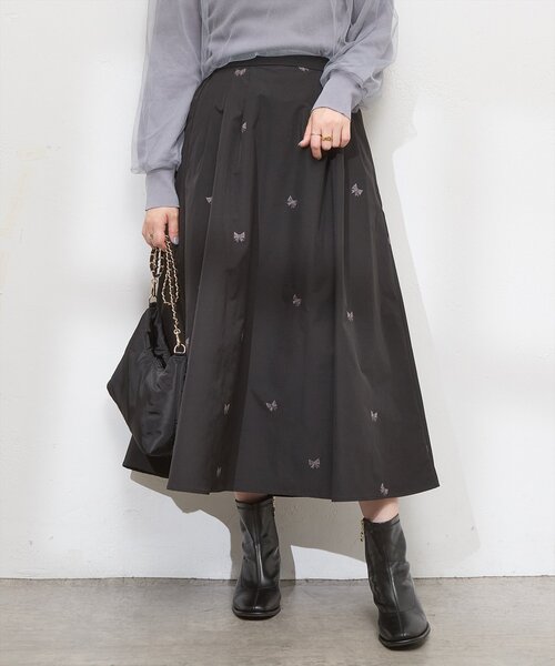 natural couture(ナチュラルクチュール)の「リボン刺繍タックフレアスカート(スカート・レディース・ブラック/アイボリー/グリーン・FREE)」の3枚目の写真