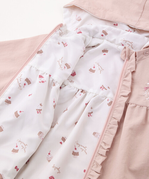 SLAP SLIP（スラップスリップ）の「無地ケーキ総柄リボン刺しゅうフリル付きリバーシブルジャケット(80~130cm)（ブルゾン・キッズ・ベージュ/ピンク・110cm/90cm/130cm/120cm/100cm/80ｃｍ）」の10枚目の写真