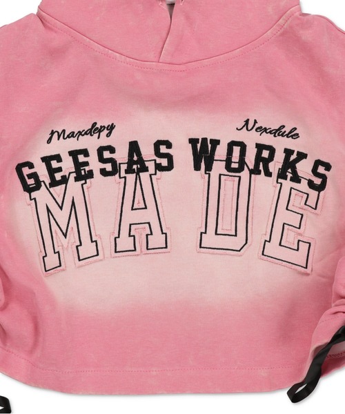 SPINNS（スピンズ）の「サイドリボン スプレーロゴショート丈パーカー（パーカー・レディース・ブラック/ピンク・ONESIZE）」の5枚目の写真