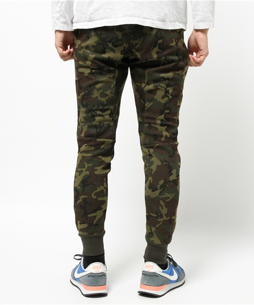 NIKE SPORTSWEAR(ナイキスポーツウェアー)の「NIKE: 『TEC FLEECE』 カモフラージュ パンツ(その他パンツ・メンズ・オリーブ・LARGE/X-LARGE/SMALL/MEDIUM)」の2枚目の写真