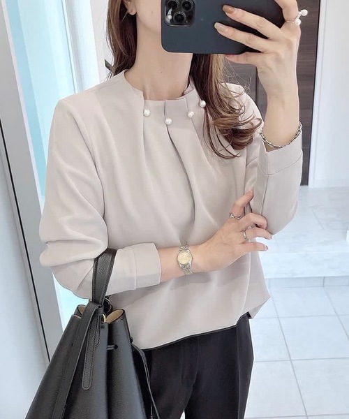 aquagarage（アクアガレージ）の「パールネックブラウス（シャツ/ブラウス・レディース・ブラック/ネイビー/グレイッシュベージュ/ベージュ/ホワイト/ピンク・S/M/L/LL/3L）」の5枚目の写真