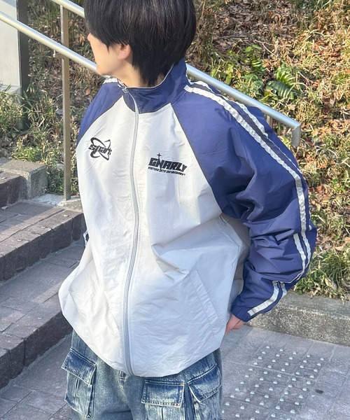 ILL'S(イルズ)の「フロントワンポイントロゴプリント サイドライン ラグラン フルジップナイロンブルゾン メンズ レディース(ブルゾン・メンズ・ブラック/ワイン/グレー・M/L)」の2枚目の写真