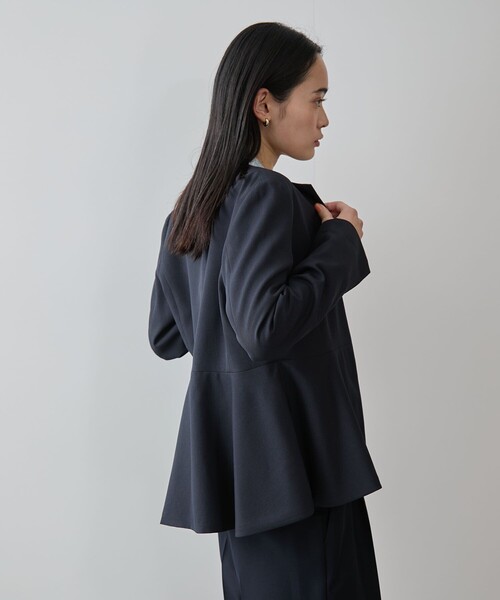 VIS（ビス）の「【美easy】【洗える/防シワ/UVケア】コンフォートツイルペプラムノーカラージャケット【WEB限定】（ノーカラージャケット・レディース・ベージュ系その他/ネイビー・M/S）」の6枚目の写真