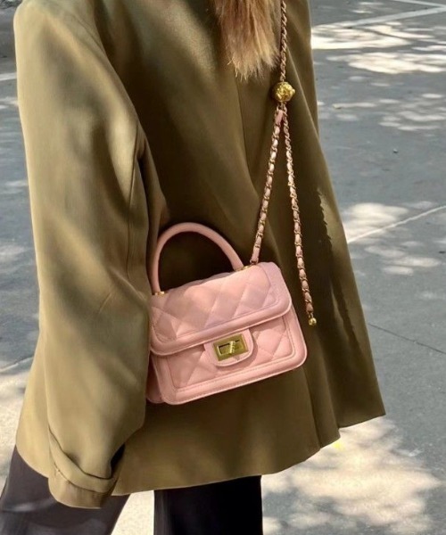 paravion(パラビオン)の「キルティングチェーンバッグ(ショルダーバッグ・レディース・ブラック/ピンク/ホワイト・FREE)」の4枚目の写真