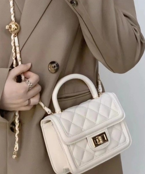 paravion(パラビオン)の「キルティングチェーンバッグ(ショルダーバッグ・レディース・ブラック/ピンク/ホワイト・FREE)」の12枚目の写真