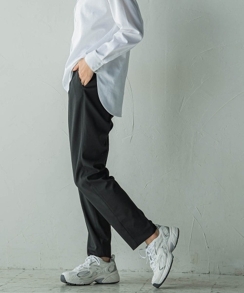 MAYSON GREY(メイソングレイ)の「ストレッチテーパードパンツ≪手洗い可能≫(その他パンツ・レディース・ブラック/ベージュ・M)」の1枚目の写真
