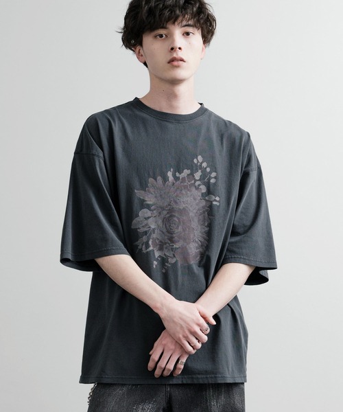 Rocky Monroe(ロッキーモンロー)の「オーバーサイズピグメント花柄プリント半袖Tシャツ(Tシャツ/カットソー・メンズ・チャコール/ブラック系/ブラック系1/ブラック系2/グレー系/グレー系1/グレー系2/ブラック・M/L)」の1枚目の写真
