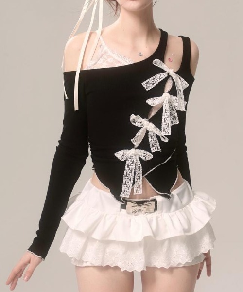 Achic(アシック)の「レースリボンアシメオープンショルダートップス(Tシャツ/カットソー・レディース・ブラック・M)」の2枚目の写真
