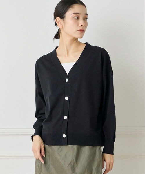 INED（イネド）の「1/28 Good Mood Vネックカーディガン（カーディガン/ボレロ・レディース・ネイビー/オフホワイト/カーキ/オレンジ・9号）」の4枚目の写真