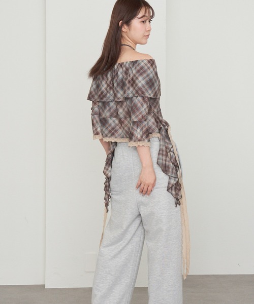 RAY CASSIN（レイカズン）の「【チェック/レース】5分袖チュールプリントオフショルブラウス（シャツ/ブラウス・レディース・ベージュ系その他2/ブラック系その他2/ブルー系その他2/ブラック/ベージュ・FREE）」の4枚目の写真