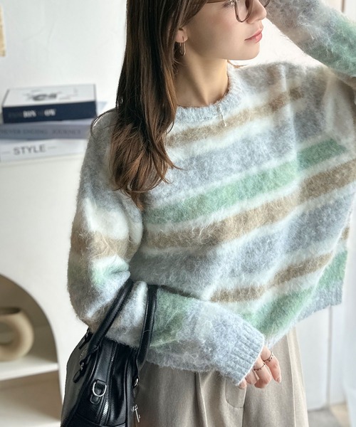 mily bilet(ミウィビレット)の「【mily bilet】カラフルミックスで視線釘付け。マルチボーダーシャギーニットプルオーバー(長袖)(ニット/セーター・レディース・アイボリー/ブルー/パープル・SMALL/MEDIUM/LARGE/X-LARGE)」の2枚目の写真
