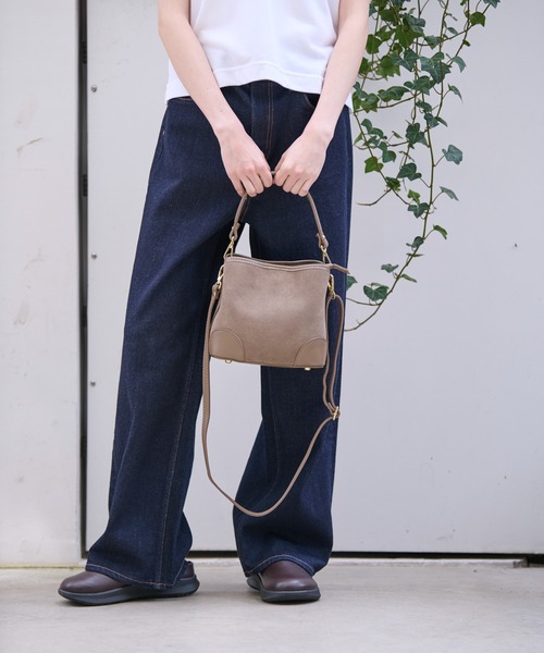 AULENTTI(オウレンティ)の「【AULENTTI/オウレンティ】2WAY スウェードワンハンドルミニバッグ / ショルダーバッグ【WEB限定】(ショルダーバッグ・レディース・グレイッシュベージュ/スミクロ・フリー)」の6枚目の写真