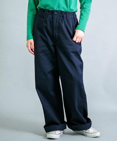 OMNIGOD（オムニゴッド）の「[OMNIGOD womens / オムニゴッド] 30/2ウエポン ルーズイージーチノトラウザー（チノパンツ・レディース・ベージュ/ネイビー・1/0）」の2枚目の写真