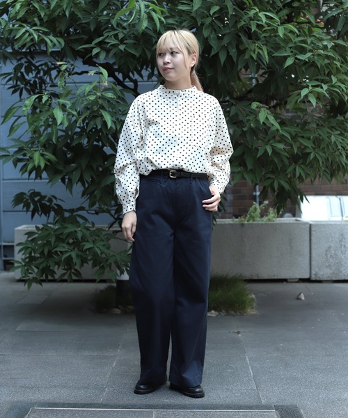 OMNIGOD（オムニゴッド）の「[OMNIGOD womens / オムニゴッド] 30/2ウエポン ルーズイージーチノトラウザー（チノパンツ・レディース・ベージュ/ネイビー・1/0）」の20枚目の写真