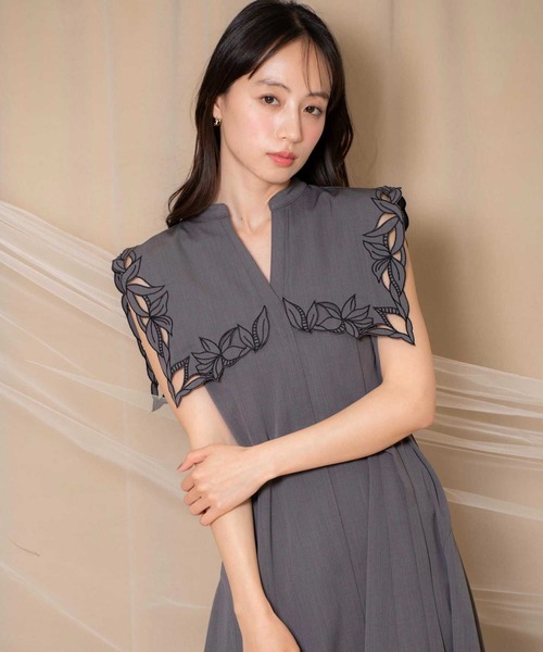 NOELA（ノエラ）の「【15周年】カットワークカラーワンピース（ワンピース・レディース・ラベンダー/チャコールグレー・M/S）」の17枚目の写真
