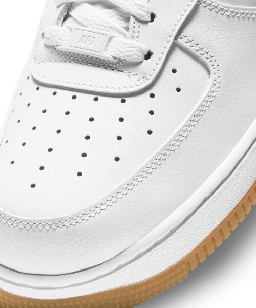 NIKE(ナイキ)の「ナイキ エア フォース 1 '07 メンズシューズ / Nike Air Force 1 '07 Men's Shoes DJ2739-100 White(スニーカー・メンズ・ホワイト・25.5/26/26.5/27/27.5/28/24.5/25/28.5/29/29.5/30/24)」の7枚目の写真
