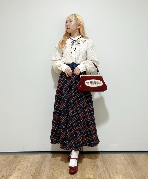 an another angelus（アンアナザーアンジェラス）の「フレームローズ刺繍クロップドがま口バッグ/fint フィント（ハンドバッグ・レディース・ボルドー/ブルーグリーン・FREE）」の21枚目の写真