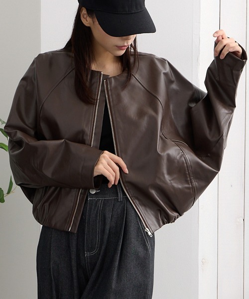 ADDITION STORE(アディションストア)の「(トレンドのショート丈、ワイドシルエット) 衿無し ワイドシルエット フェイク レザージャケット(女性らしいノーカラー、ドルマンスリーブデザイン) / No Collar Wide Silhouette Faux Leather Jacket(ライダースジャケット・レディース・ブラウン/ブラック・FREE)」の2枚目の写真