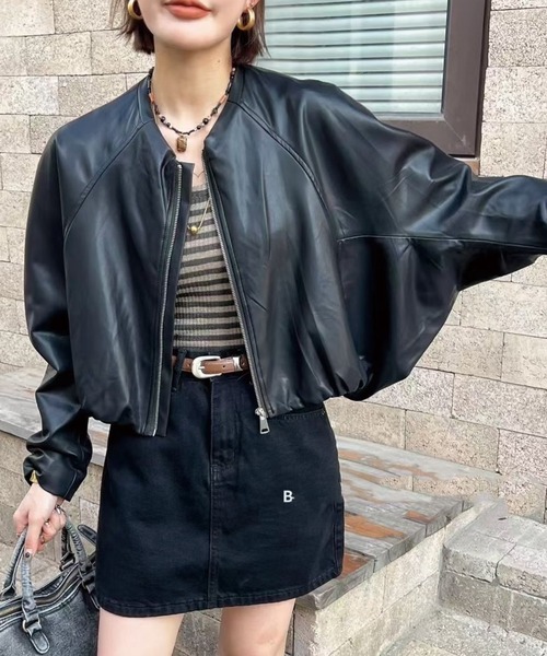 ADDITION STORE(アディションストア)の「(トレンドのショート丈、ワイドシルエット) 衿無し ワイドシルエット フェイク レザージャケット(女性らしいノーカラー、ドルマンスリーブデザイン) / No Collar Wide Silhouette Faux Leather Jacket(ライダースジャケット・レディース・ブラウン/ブラック・FREE)」の3枚目の写真