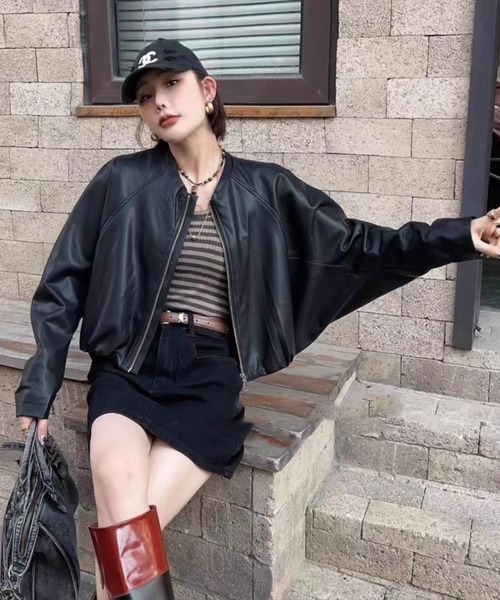 ADDITION STORE(アディションストア)の「(トレンドのショート丈、ワイドシルエット) 衿無し ワイドシルエット フェイク レザージャケット(女性らしいノーカラー、ドルマンスリーブデザイン) / No Collar Wide Silhouette Faux Leather Jacket(ライダースジャケット・レディース・ブラウン/ブラック・FREE)」の4枚目の写真